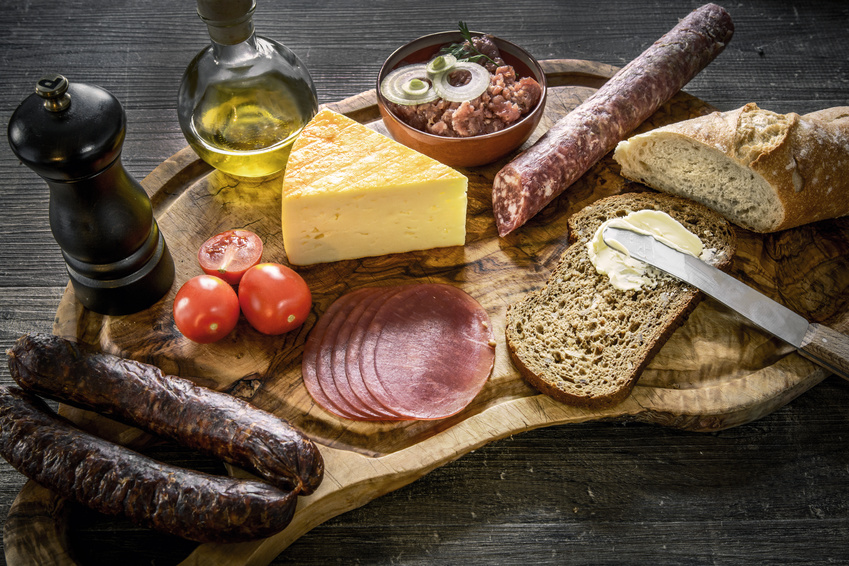 rustikale Brotzeit mit Wurst und Käse