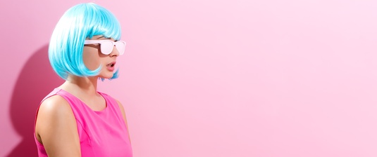 Frau in pink gekleidet mit blauen Haaren