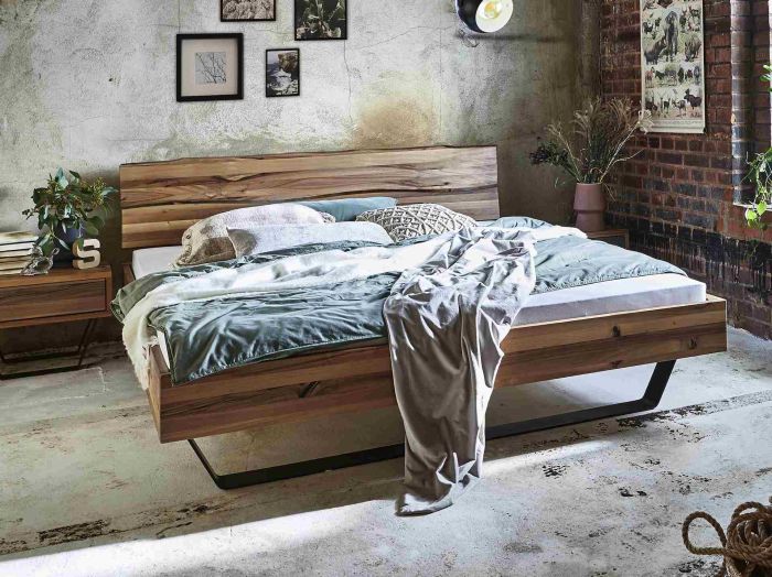 Nußbaum Bett Massivholz Stahlfüße 160x200cm Kopfteil C Baumkante