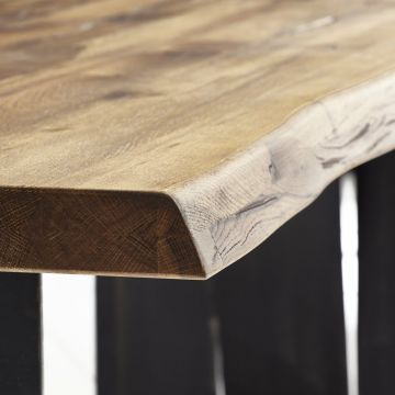 Das Bild zeigt die Ecke einer Tischplatte mit Baumkante in Wildeic he 6cm dick