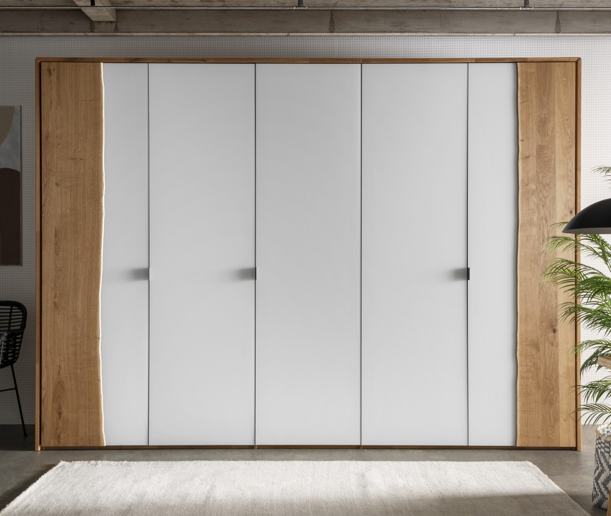 Kleiderschrank Massivholz Glastüren Baumkante massiv